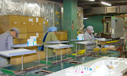 本社工場でもある川崎工場は1975年に創業した全国初の心身障害者多数雇用モデル工場である。写真はダストレスチョークの製造ラインで働く知的障害者。