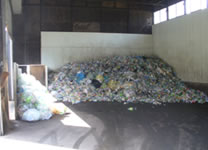 持ち込まれるリサイクル品は、缶・ビン・ペットボトルが混在した状態のため、ペットボトルの多く入った袋は、最初に取り除く。