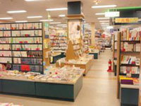 職場（書店）の売り場風景、広々といる