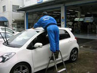 整備完了車の洗車作業