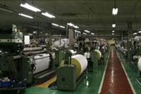 織り機が並ぶ工場内（高島工場）