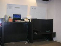サイズ調整ができる作業机 右端の机は、床に座った状態で仕事ができる状態になっている。