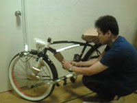 自転車の組立作業(座位)