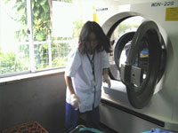 大型洗濯機への搬入作業
