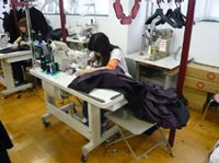 縫製作業を担当する聴覚障害のある社員