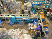 障害者によるリサイクルするペットボトルや空き缶の選別作業風景