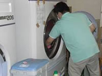 洗濯機に洗濯物を入れる際にも水が溢れ出さないように丁寧に確認をしながら行なっている