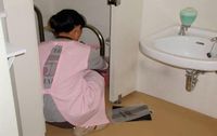 トイレ掃除をするBさん