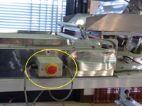 コンベアーの停止ボタン（左右2箇所）を設置