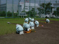 グラウンドの除草作業