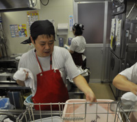 S君 洗い物は得意だ 玉ねぎの皮むきだって、オレにまかせて!