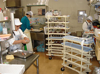 水産部門の調理室の様子（右端がAさん）