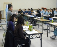 写真3:手話通訳者と「勉強会」の様子