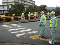 横断歩道の手前で安全確認する「左よし。」