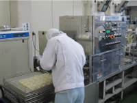 ゼリー製造/トレーに入れる