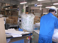 製品保護のための梱包材のカット・詰め込み作業