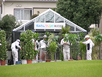 観葉植物を温室棟から各事業所に搬出する1