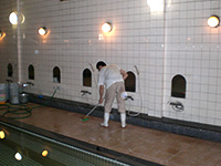 従業員用の共同浴場(タイルの掃除はブラシでしっかり)