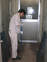 従業員ロッカー入口の清掃(マット下の埃、砂等の掃除も確実に)