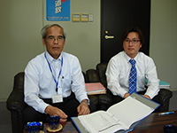 総務部長の中原文雄氏（左）と総務課長代理の原田雅則氏