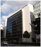東洋ゴム工業本社ビル外観  東洋ゴム工業本社内に特例子会社の事業所が配置されている。
