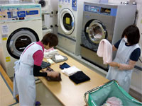 洗濯業務にとりくむAさん（左）