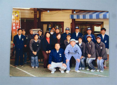 現場実習時の記念写真。最前列中央の吉野社長の右がJ君。