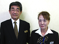 山下昭良支配人（左）と鈴木寿美子係長