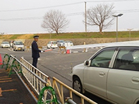 迷惑駐車を無くすため、駐車案内も重要な仕事のひとつ