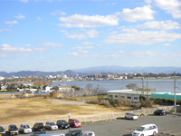 屋上から望む湖山池周辺の風景