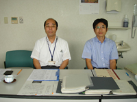 管理部長の土肥誠氏（左）と、総務・人事担当係長の阿部秀昭氏