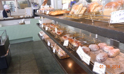 店舗入り口と店舗内の陳列されたパン