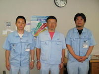 エピソードを伺った主任の真壁さん（左）、聴覚に障がいのある羽田さん（中央）、班長の河野さん（右）