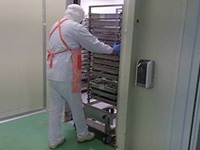 （ウ-1）冷却後製品の整頓・他補助作業、冷却完了済製品を一時保管庫へ移動する