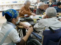 写真2  介助員として働く様子