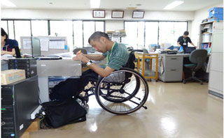 事務作業風景②車いすが充分旋回出来るスペースを後方や周りのスペースを空けている