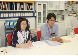 病院の取組について語る左から石田課長・甲斐事務長