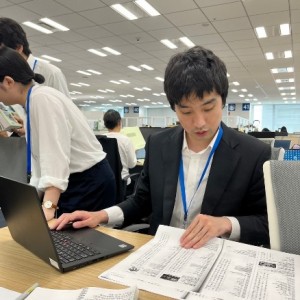 品川本社での事務作業の様子の画像
