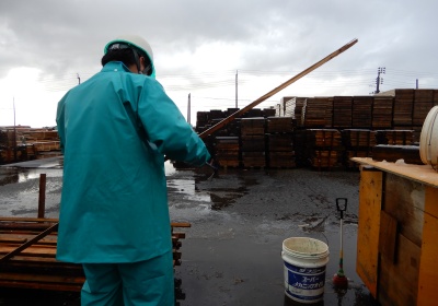 釘抜き作業の画像